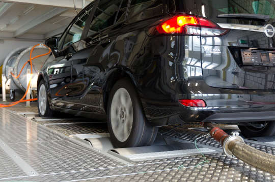 오펠 자피라 배기가스 시험 장면.  DUH 제공